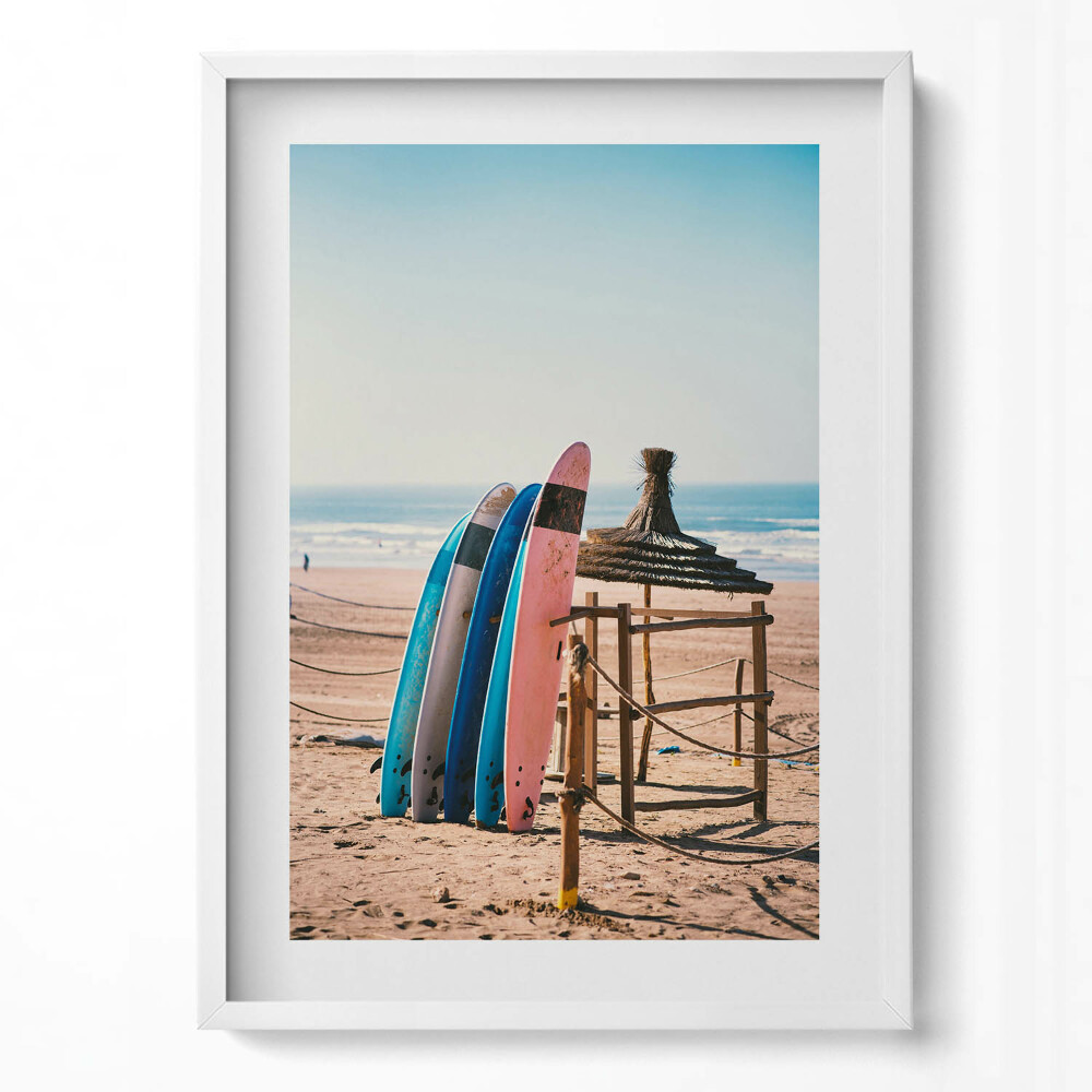 Függőleges kép keretben Tengerparti szörfdeszkák és napernyő