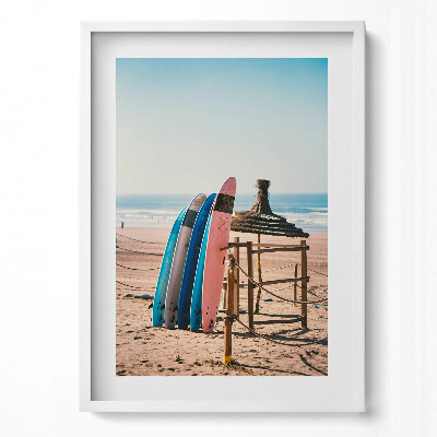 Függőleges kép keretben Tengerparti szörfdeszkák és napernyő