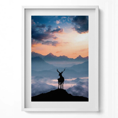 Függőleges kép keretben Szarvas a hegyekben naplementében