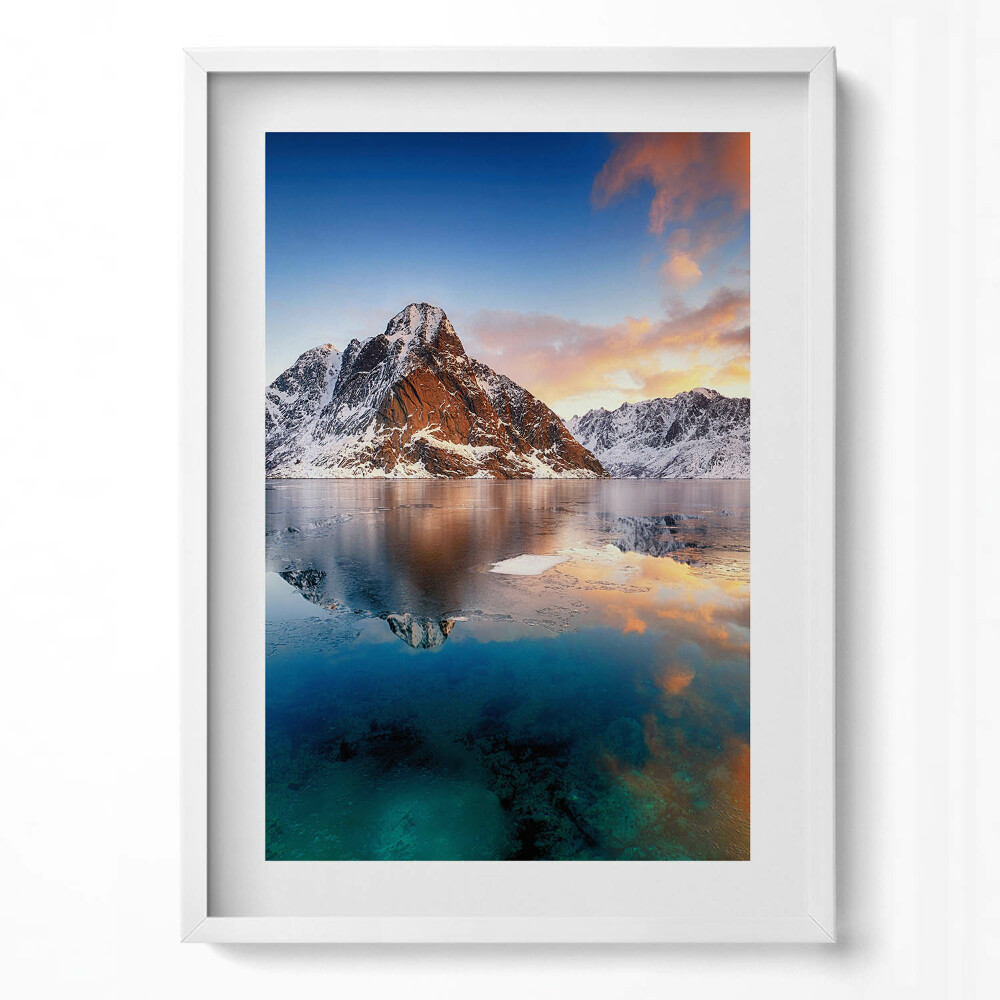 Függőleges kép keretben Hegyek és tükörsima vízf surface