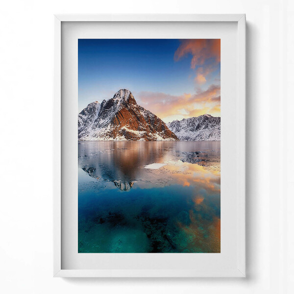 Függőleges kép keretben Hegyek és tükörsima vízf surface