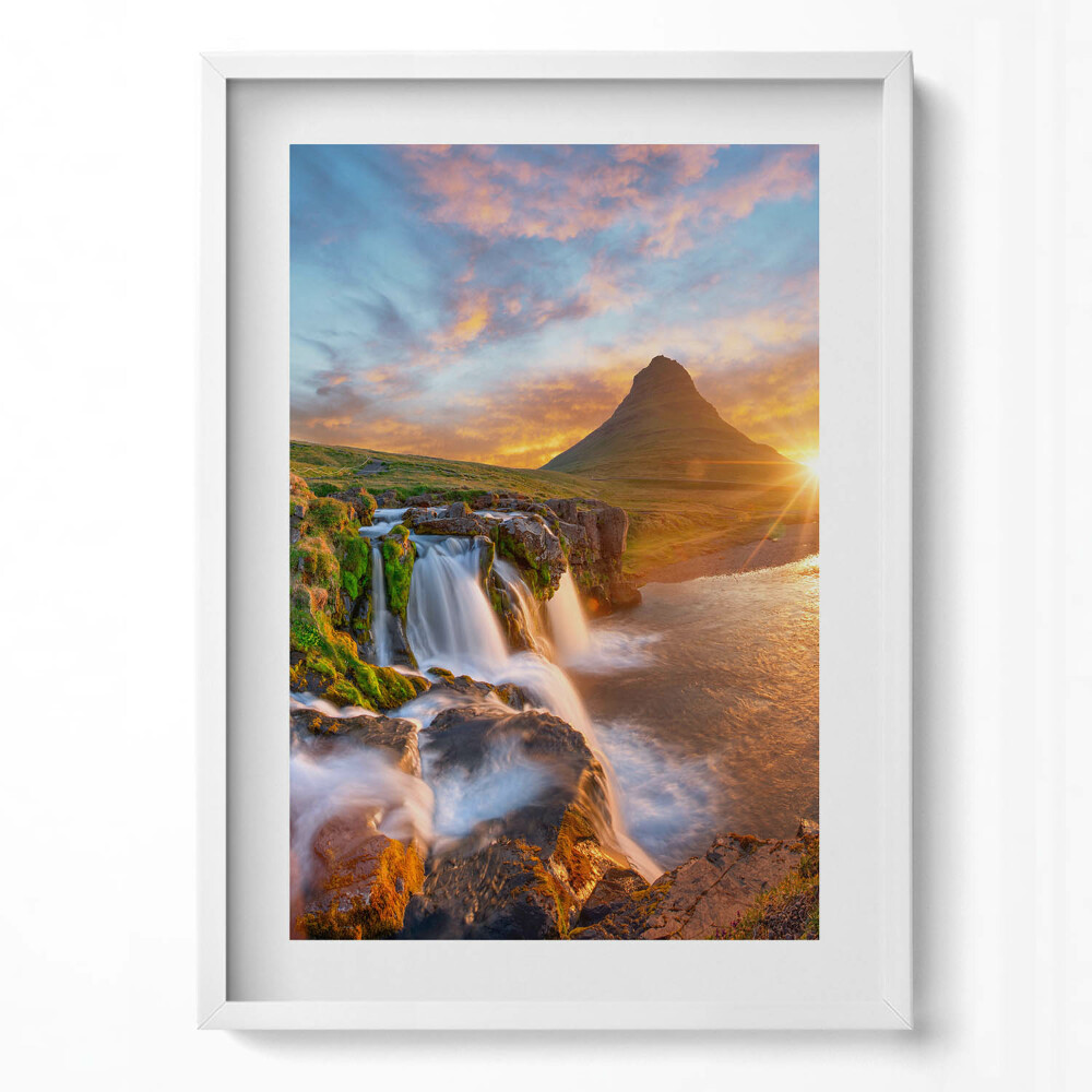 Függőleges kép keretben Vízesés és hegycsúcs naplementében