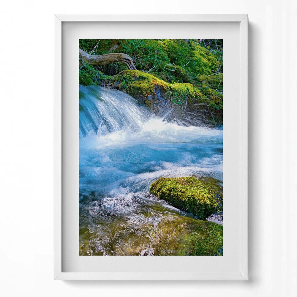 Függőleges kép keretben Zöldellő táj vízesés és patak