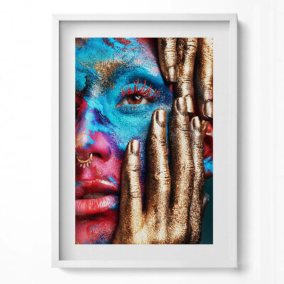 Függőleges kép keretben Színes arcfestés és arany kezek