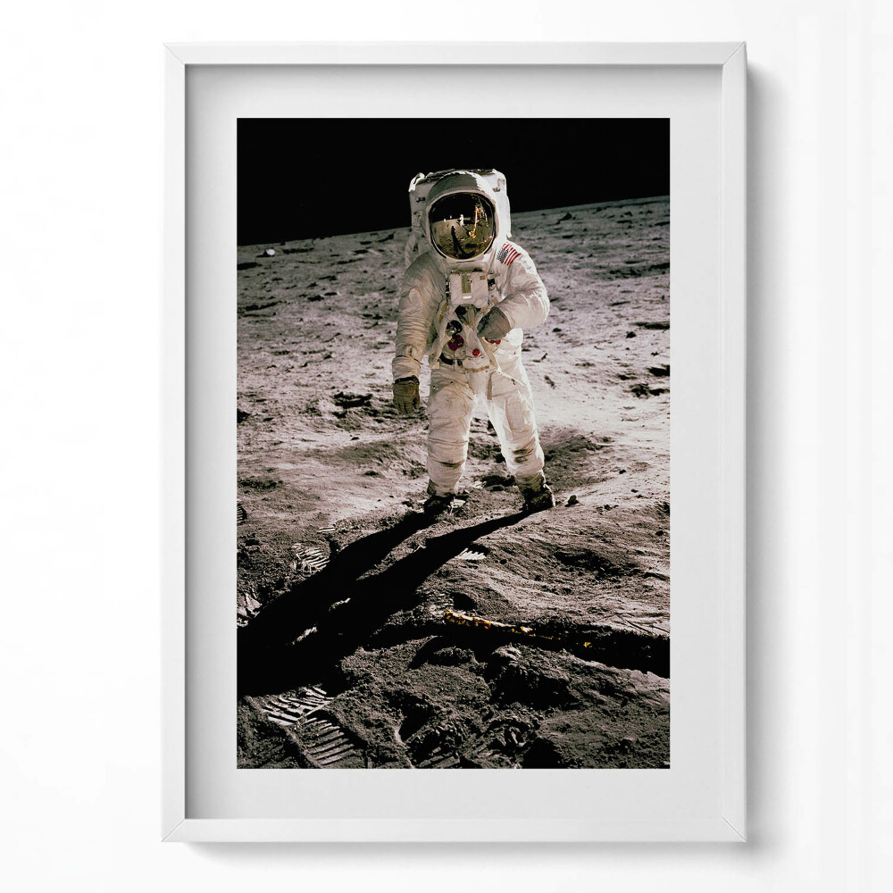 Függőleges kép keretben Űrhajós a Hold felszínén