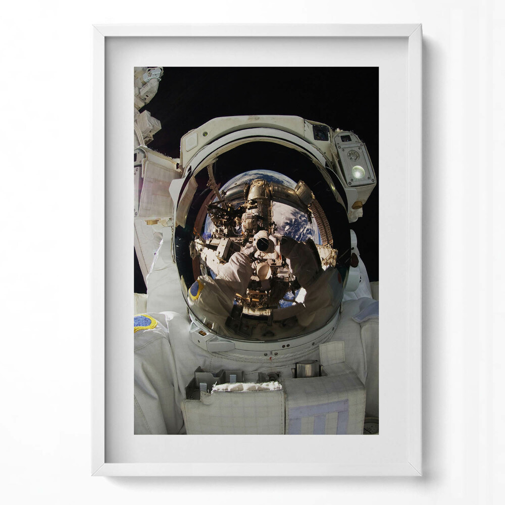 Függőleges kép keretben Űrhajós tükörreflexiója