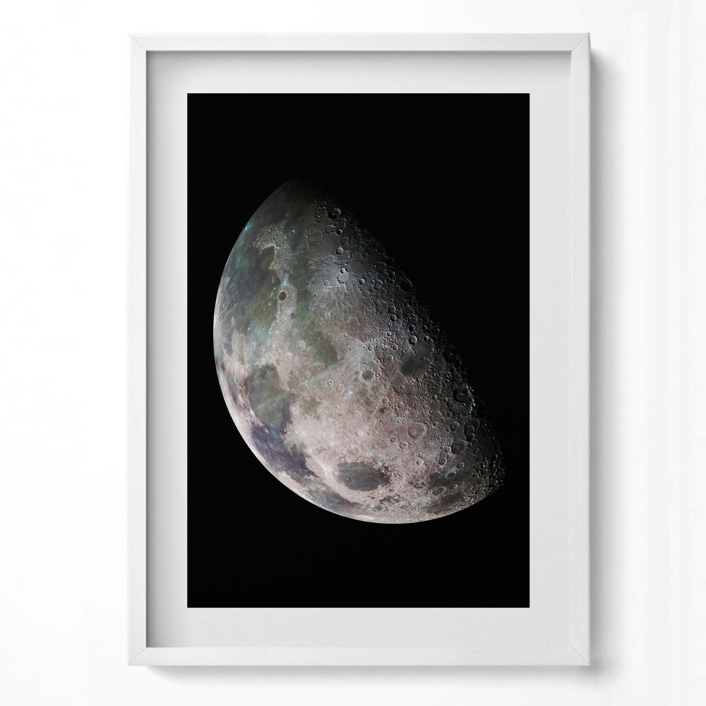 Függőleges kép keretben Félhold a sötét háttér előtt