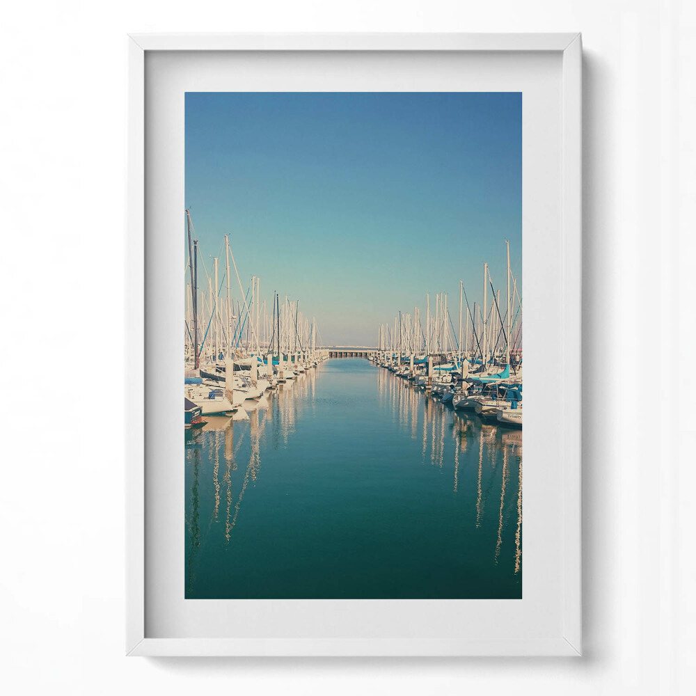 Függőleges kép keretben Hajók a kikötőben tükörsima víz