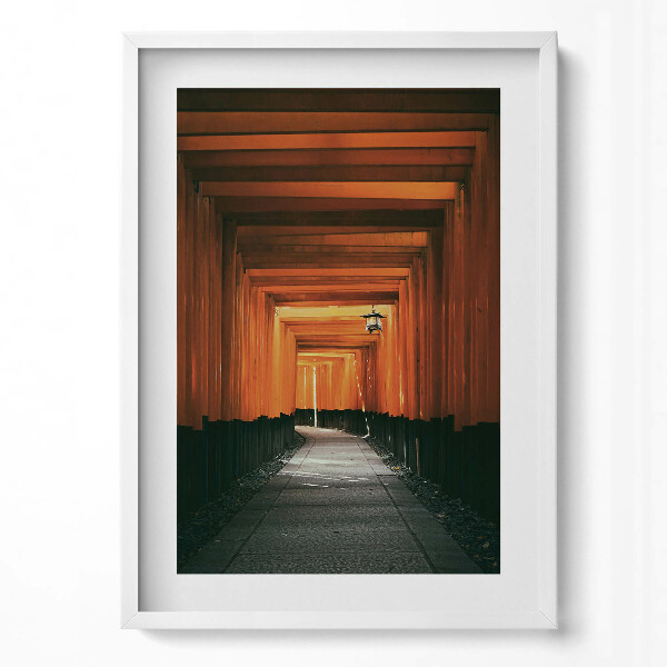 Függőleges kép keretben Torii kapuk sorozata egy ösvényen