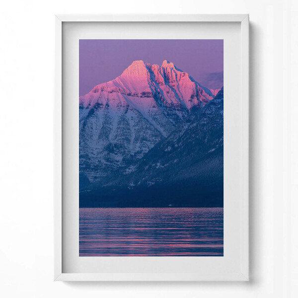 Függőleges kép keretben Hegyek naplementében tükörkép a vízben