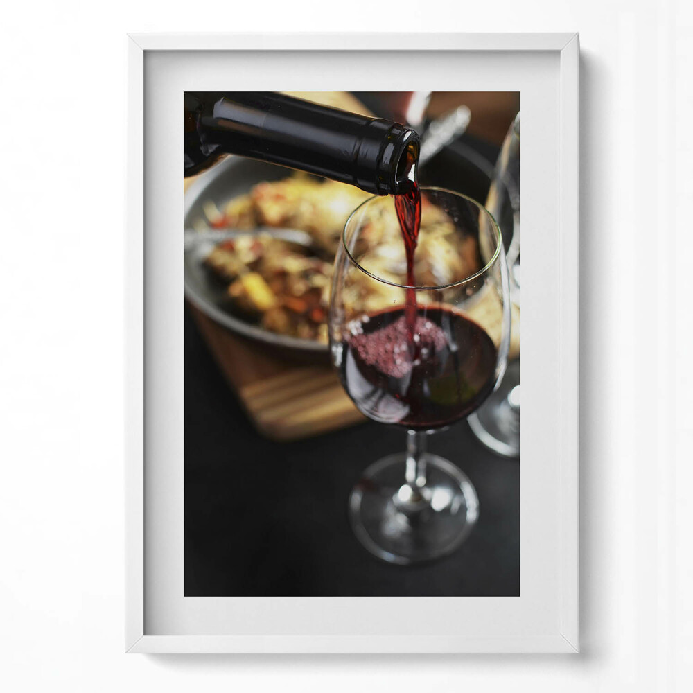 Függőleges kép keretben Bor töltése pohárba