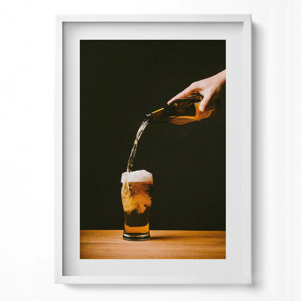Függőleges kép keretben Öntött sör habos pohárba