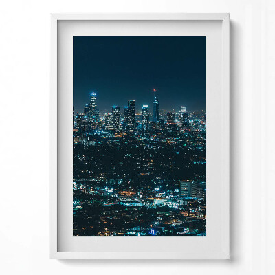 Függőleges kép keretben Los Angeles éjszakai városképe