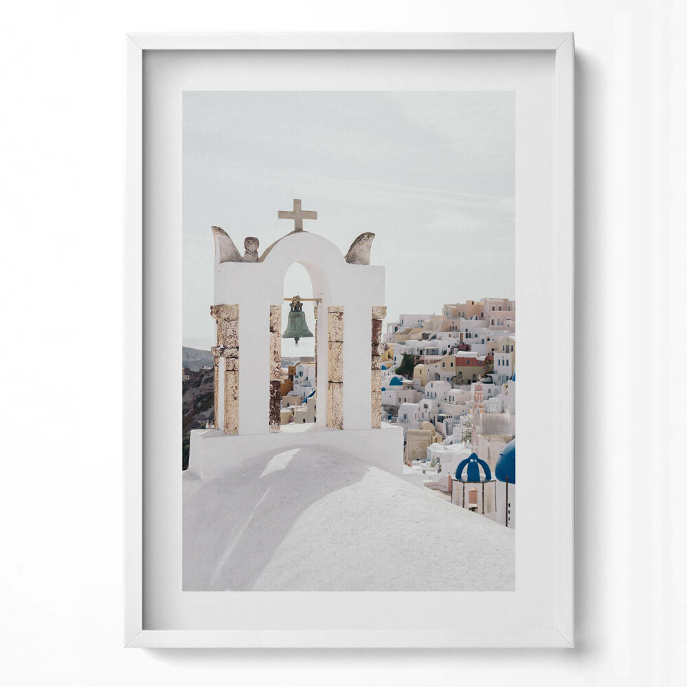 Függőleges kép keretben Fehér templom harangtorony kék kupola
