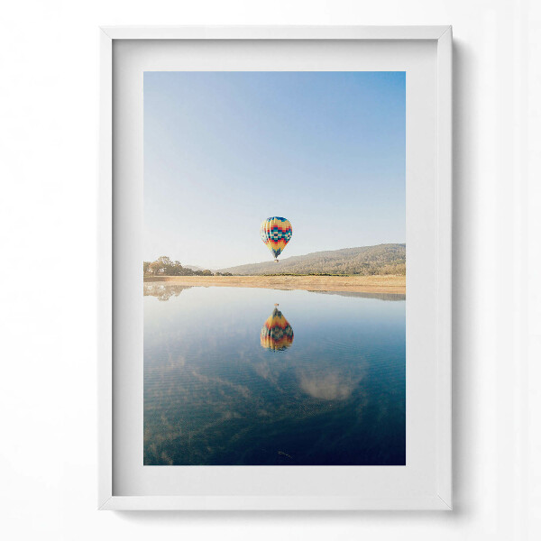 Függőleges kép keretben Léggömb a víz tükrében