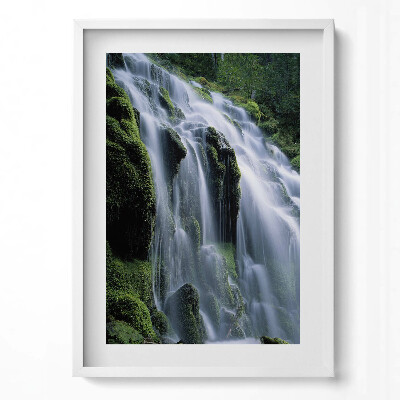 Függőleges kép keretben Zöldellő vízesés és sziklák