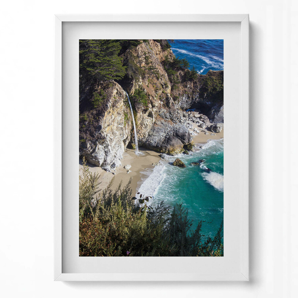 Függőleges kép keretben Tengerparti vízesés és sziklák