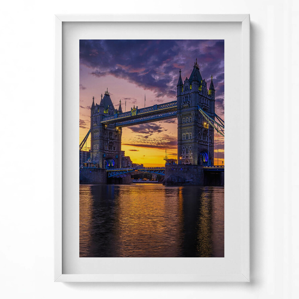 Függőleges kép keretben Tower Bridge naplementében