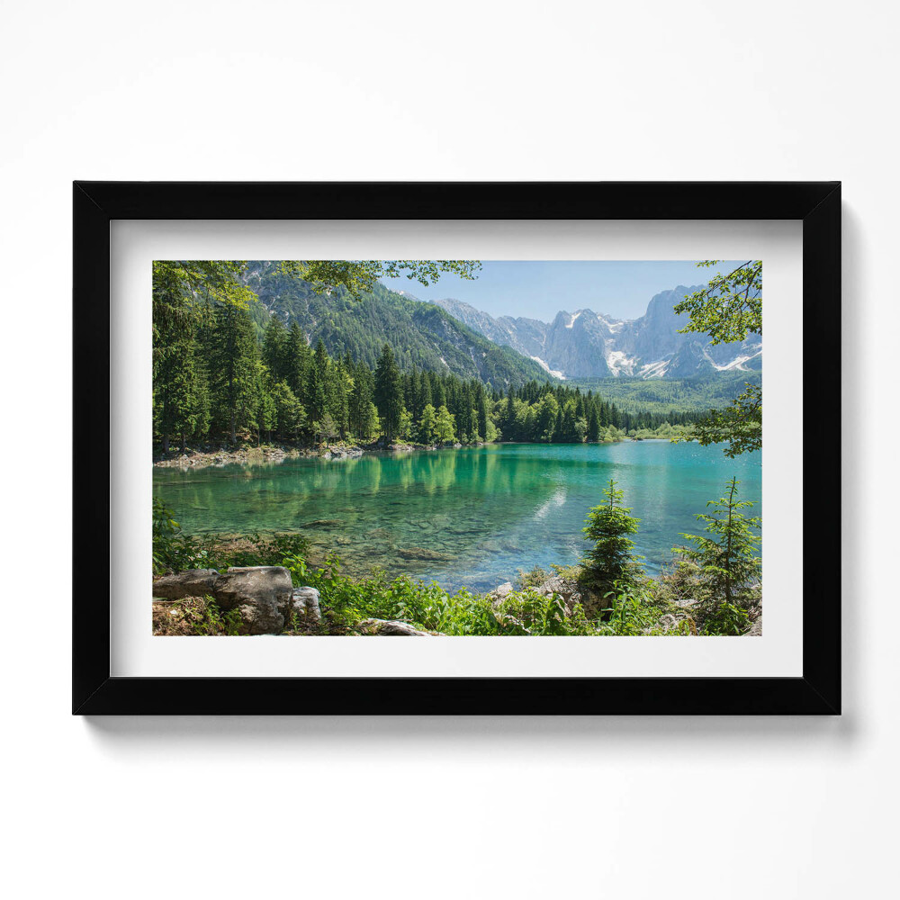 Kép keretben Hegyvidéki táj egy tó az erdőben