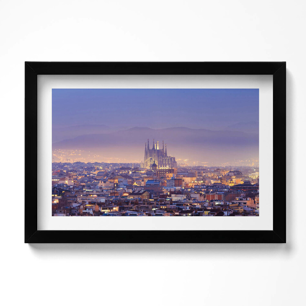 Keretezett kép Barcelona és a Sagrada éjszakai látképe