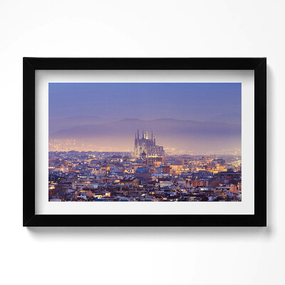 Keretezett kép Barcelona és a Sagrada éjszakai látképe