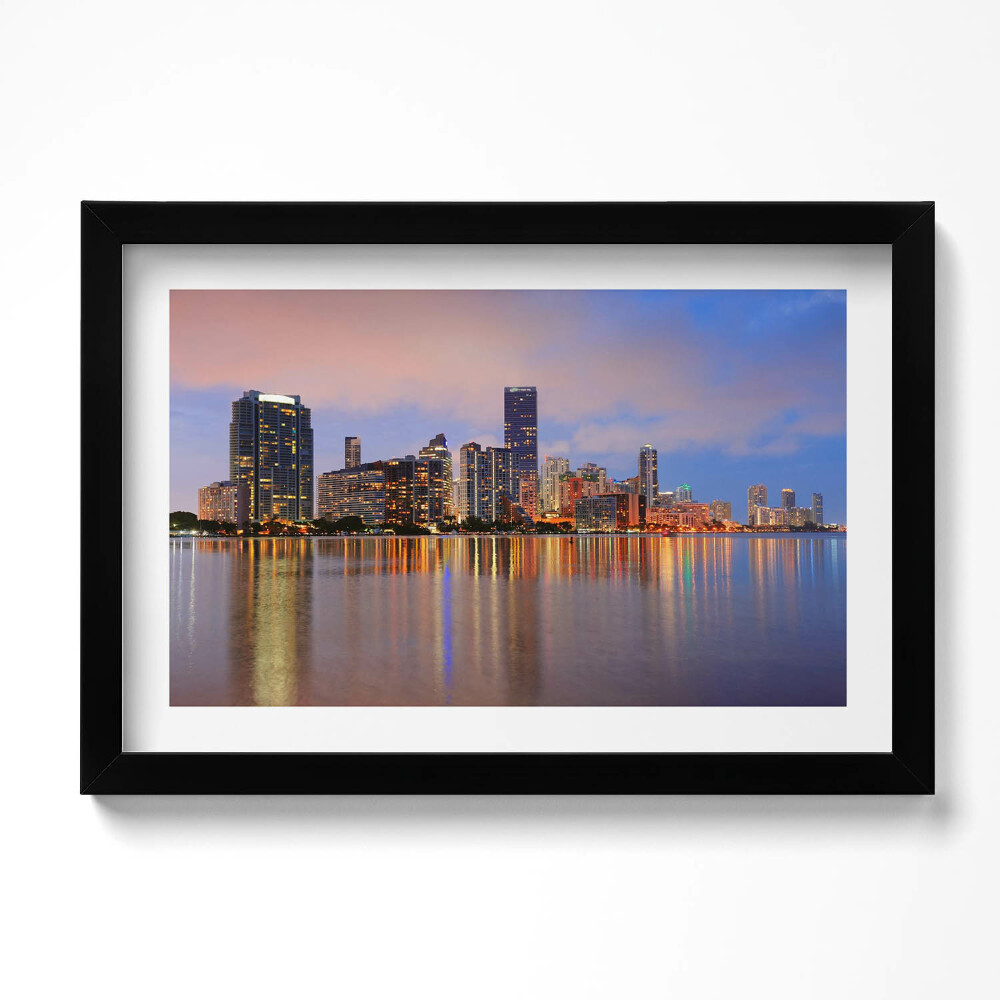 Keretezett kép Panoráma a városról a vízparton