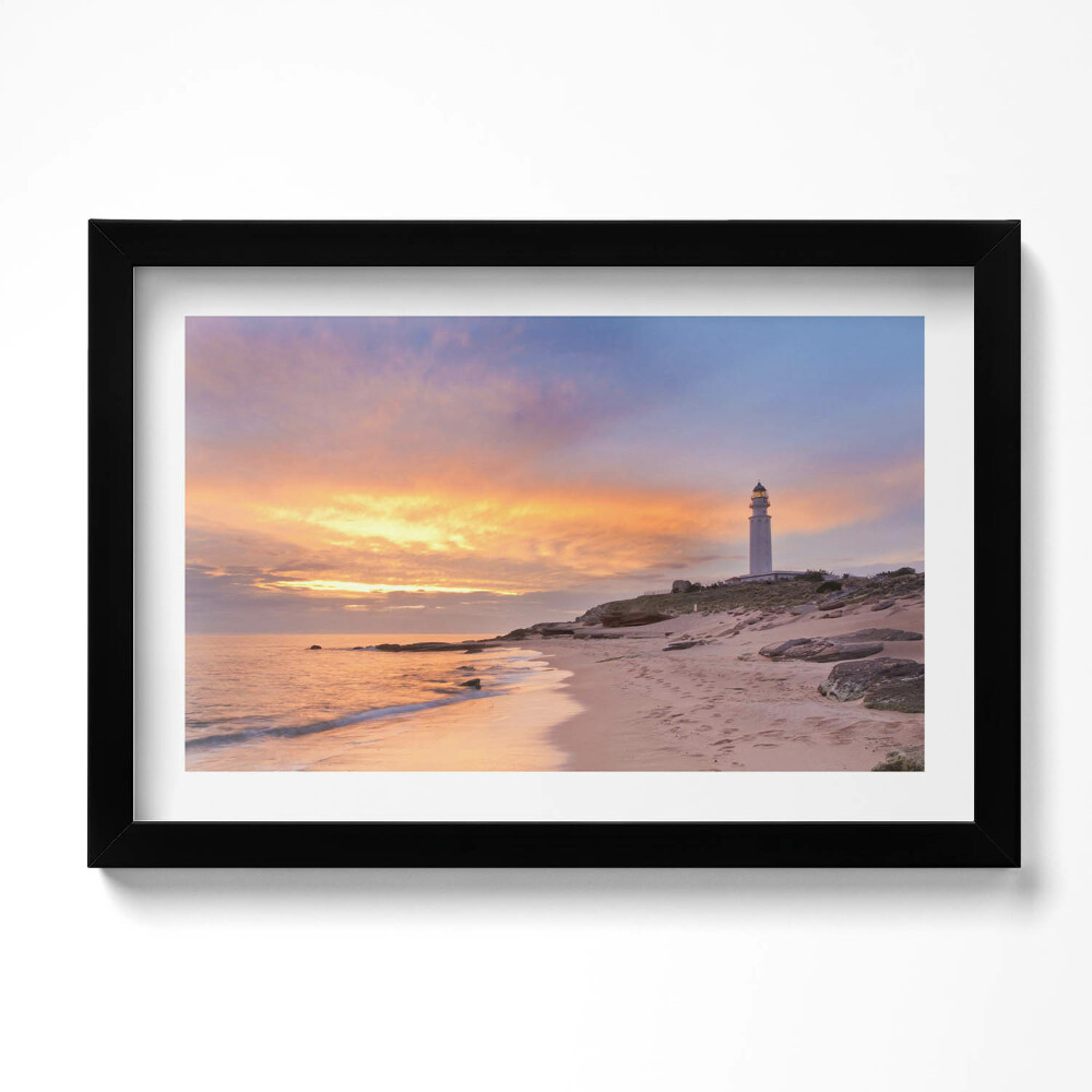 Keretezett kép Tengeri táj a tengerparton és világítótorony