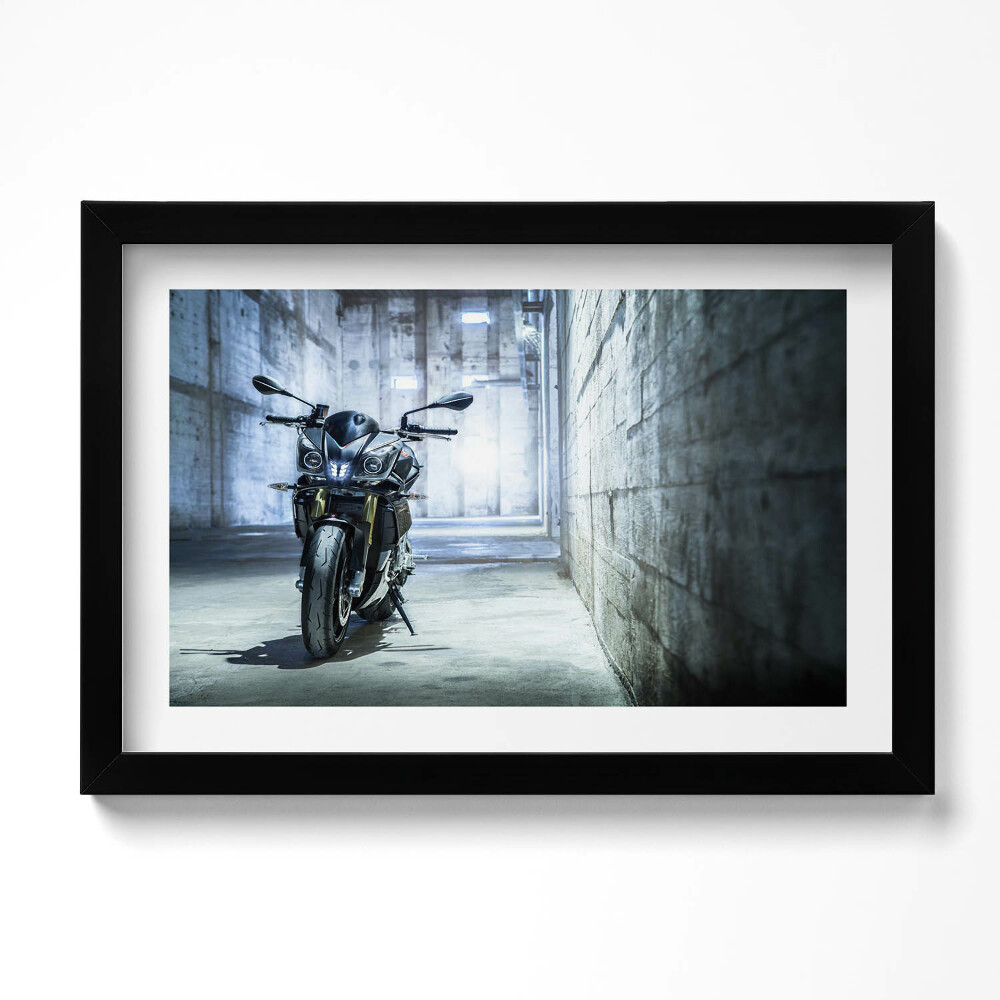 Kép keretben Motorbicikli betonozott városi sikátorban