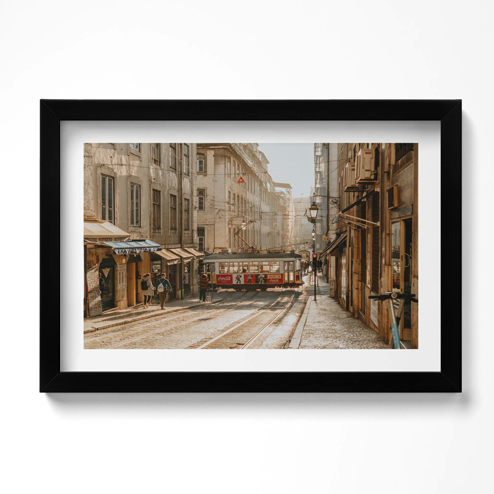 Kép keretben Lisszabon látképe és villamos