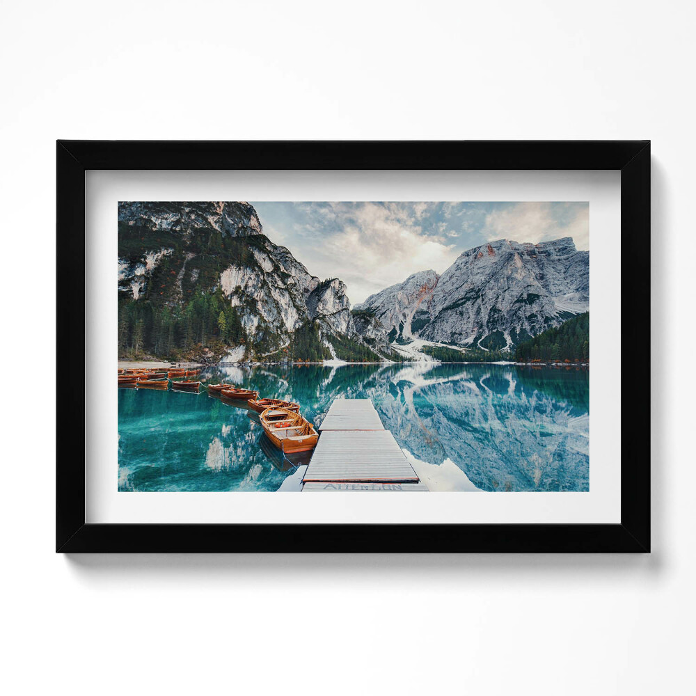 Keretezett kép Csónak egy tavon a hegyekben