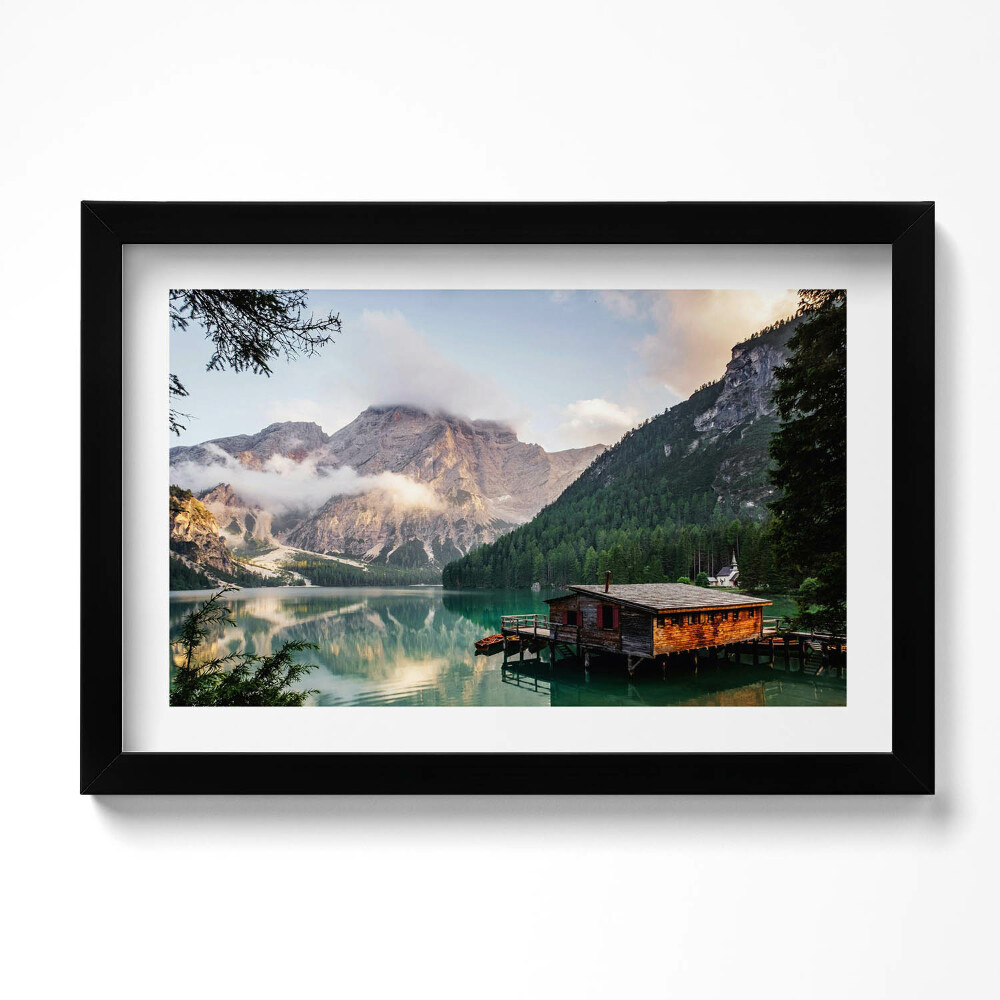 Keretezett kép Házikó egy tó a hegyekben