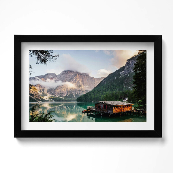 Keretezett kép Házikó egy tó a hegyekben