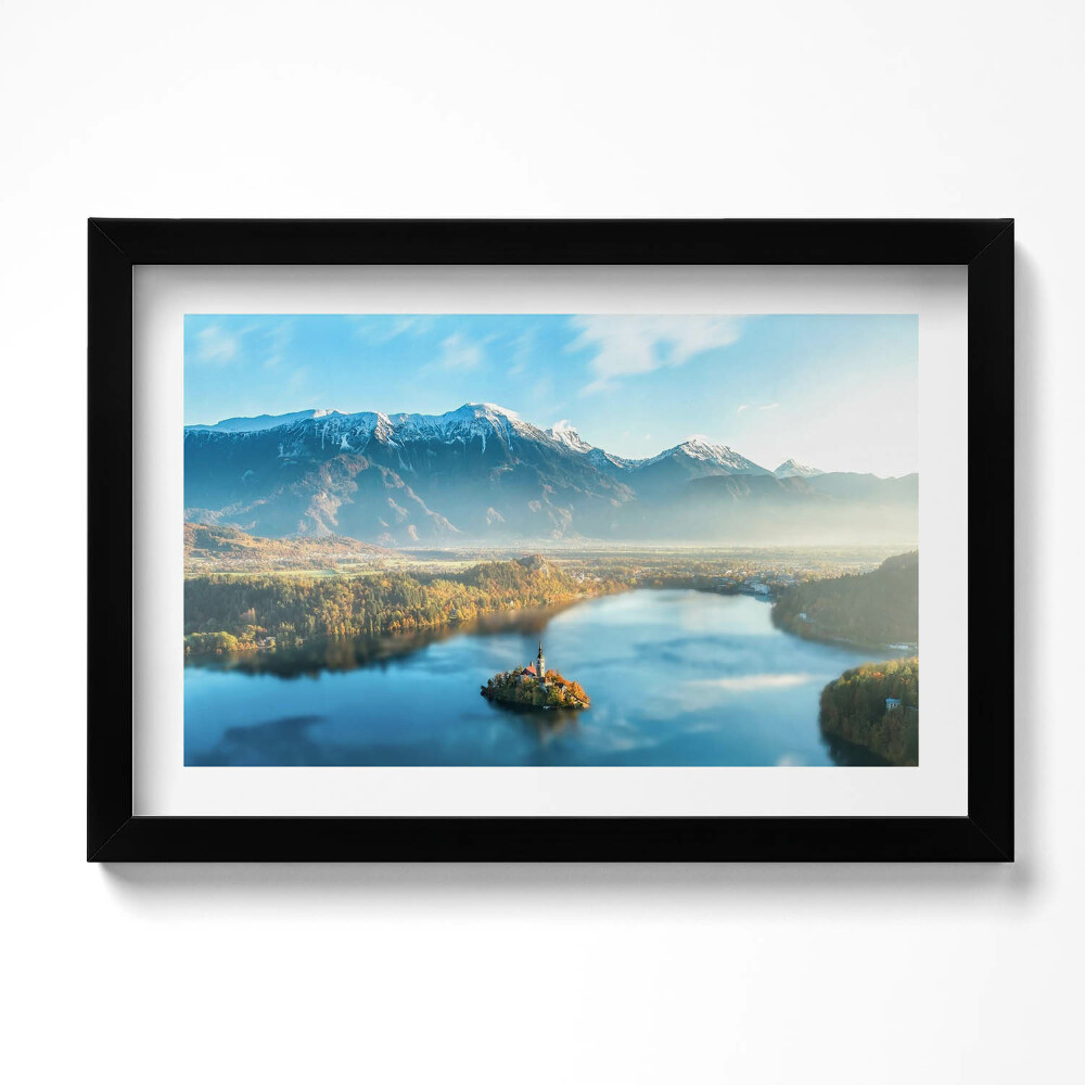 Kép keretben Épület egy hegyi tavon