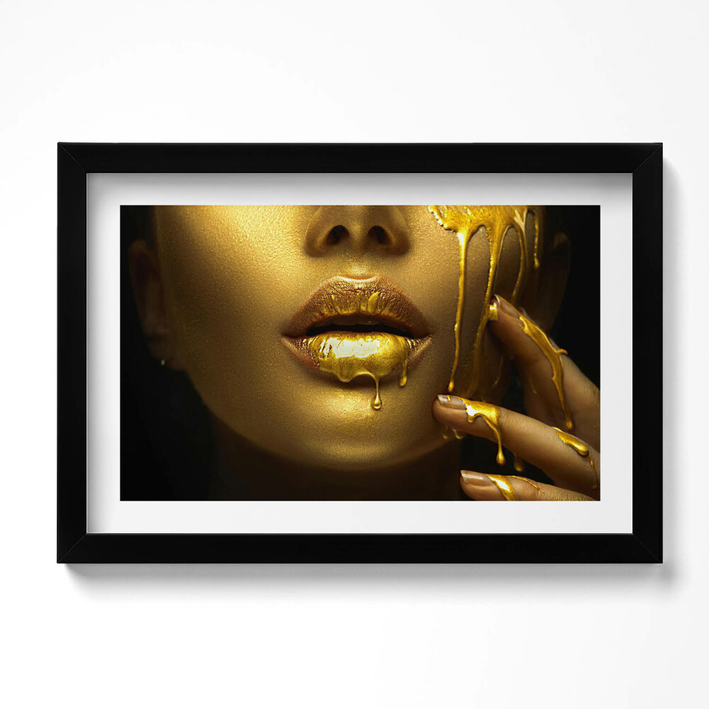 Kép keretben Aranyba öltözött nő arca és szája