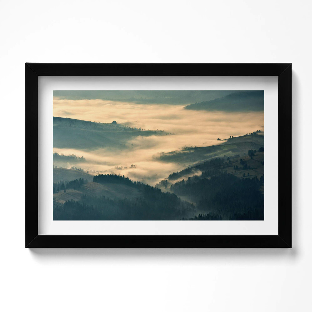Kép keretben Hegyi táj erdőkkel ködben