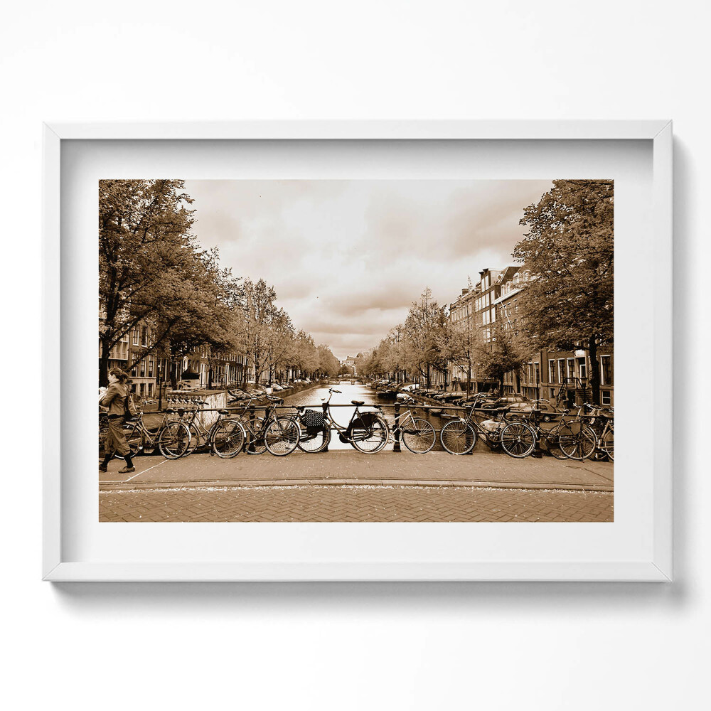 Kép keretben Biciklik a csatorna mellett