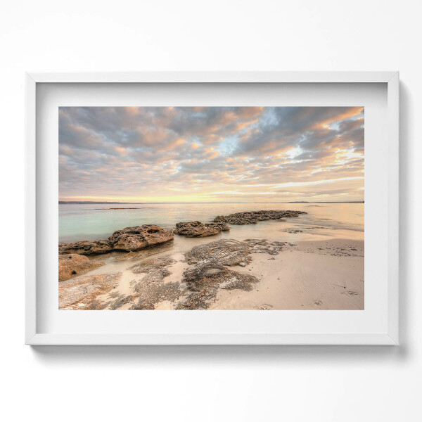 Kép keretben Tengerparti naplemente sziklák mellett