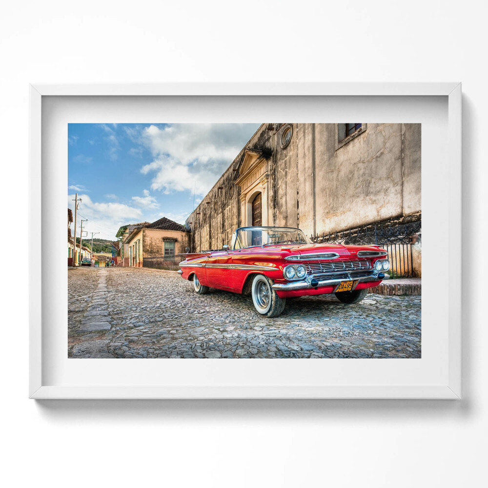 Kép keretben Piros klasszikus autó egy régi épület előtt