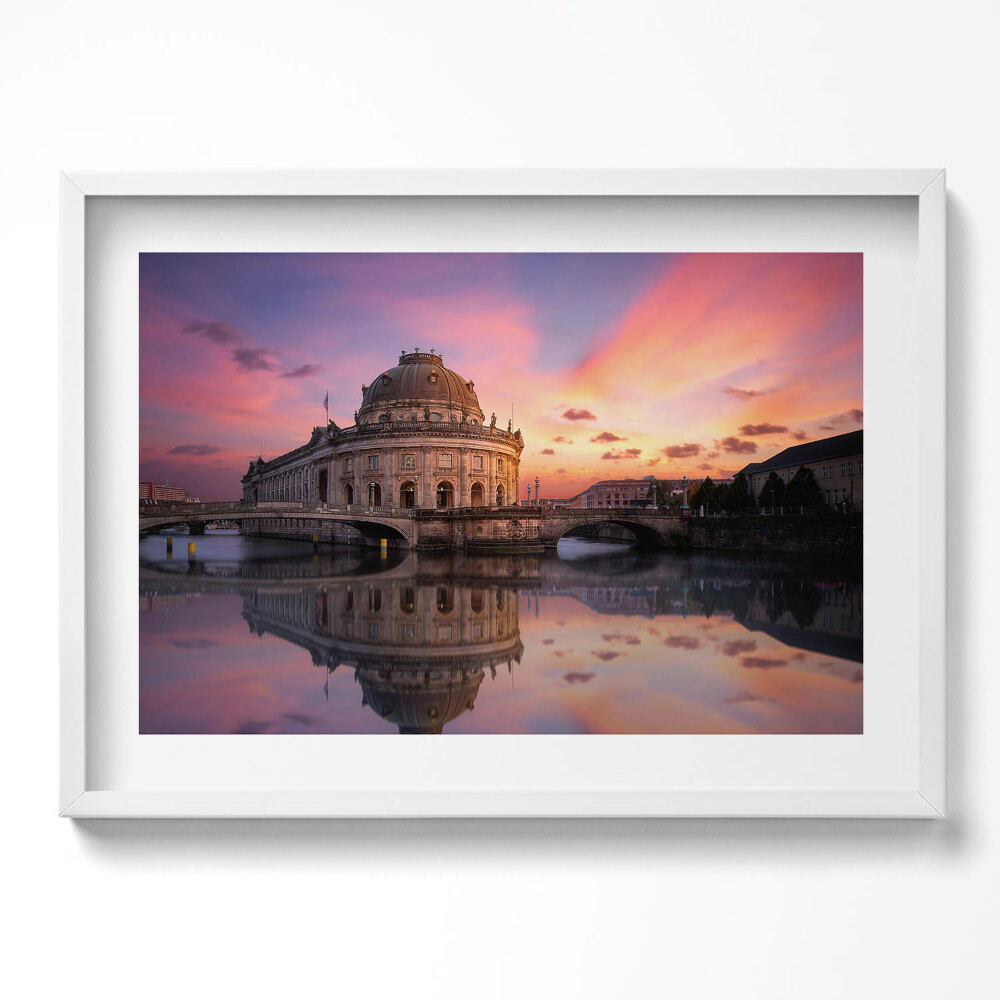 Kép keretben Színes naplemente vízparti épület