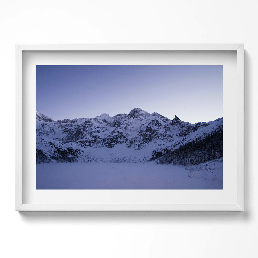 Kép keretben Havas hegycsúcsok és kék ég