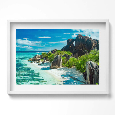 Kép keretben Trópusi tengerpart sziklák és növényzet