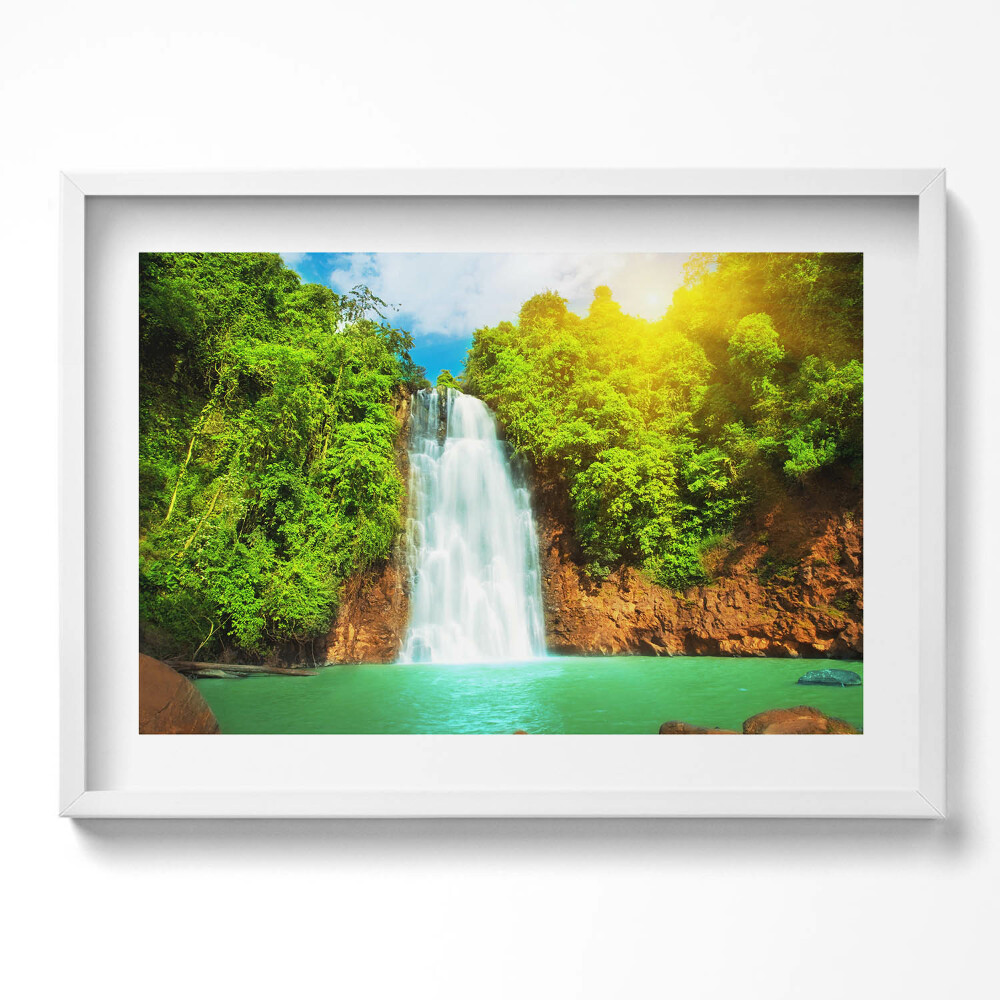 Kép keretben Vízfallal körülvett zöld táj