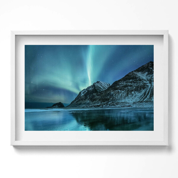 Kép keretben Északi fény a hegyek felett