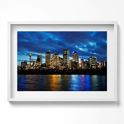 Kép keretben Modern város látképe éjszaka