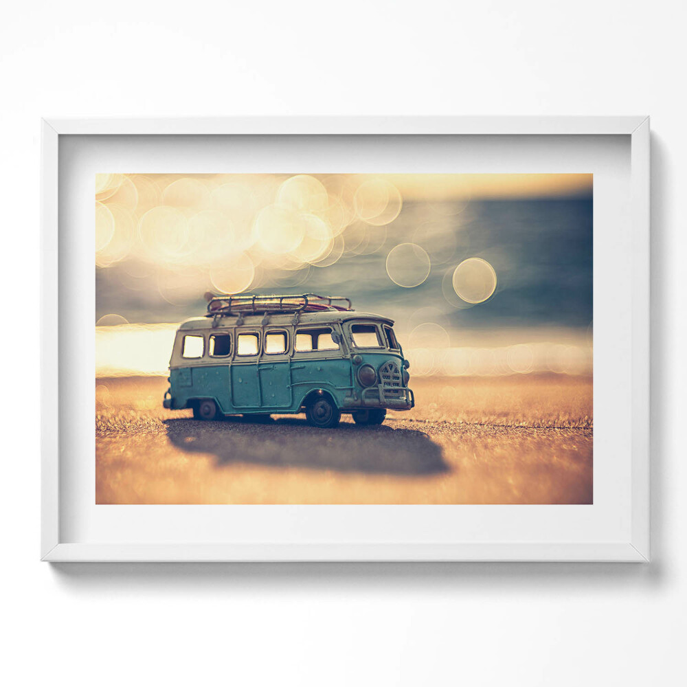 Kép keretben Retro kisbusz tengerparti háttérrel