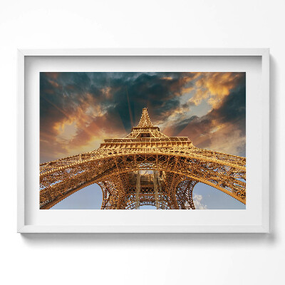 Kép keretben Eiffel-torony alulnézetből