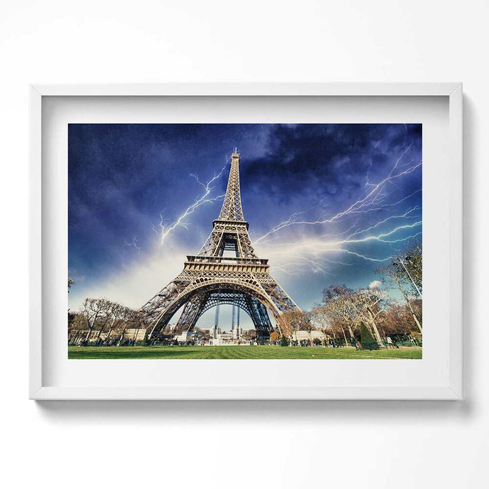 Kép keretben Eiffel-torony viharos háttérrel