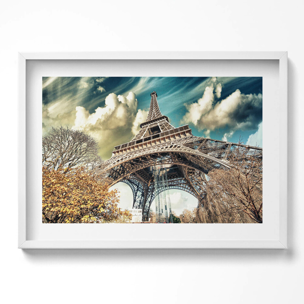 Kép keretben Eiffel-torony alulnézetből