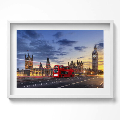 Kép keretben Piros busz a városban