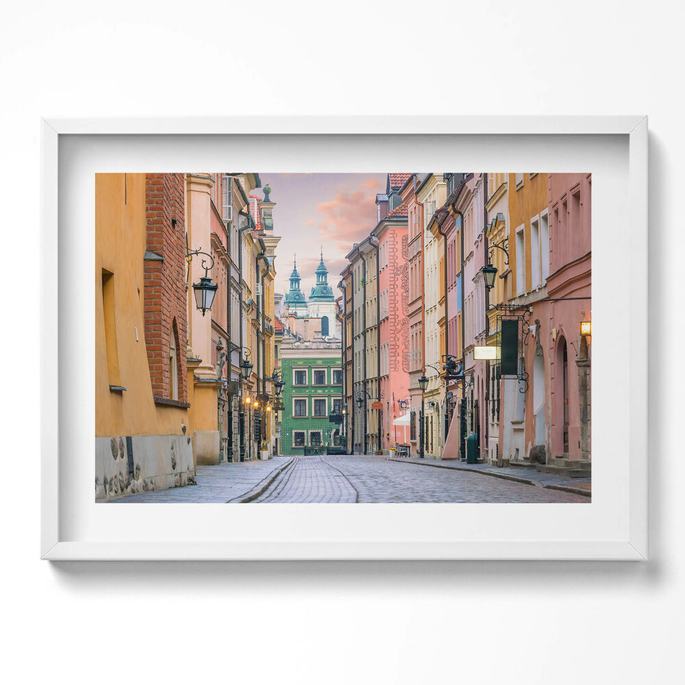 Kép keretben Színes városi utca templomtorony